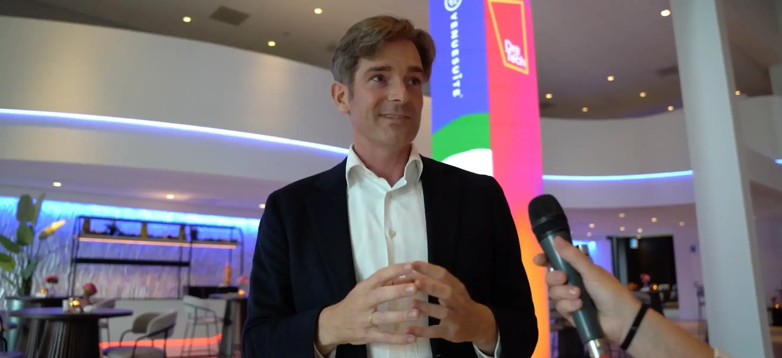 Foto van Ralph van Hooijdonk CEO van VenueSuite die wordt geïnterviewd in het NBC Congrescentrum