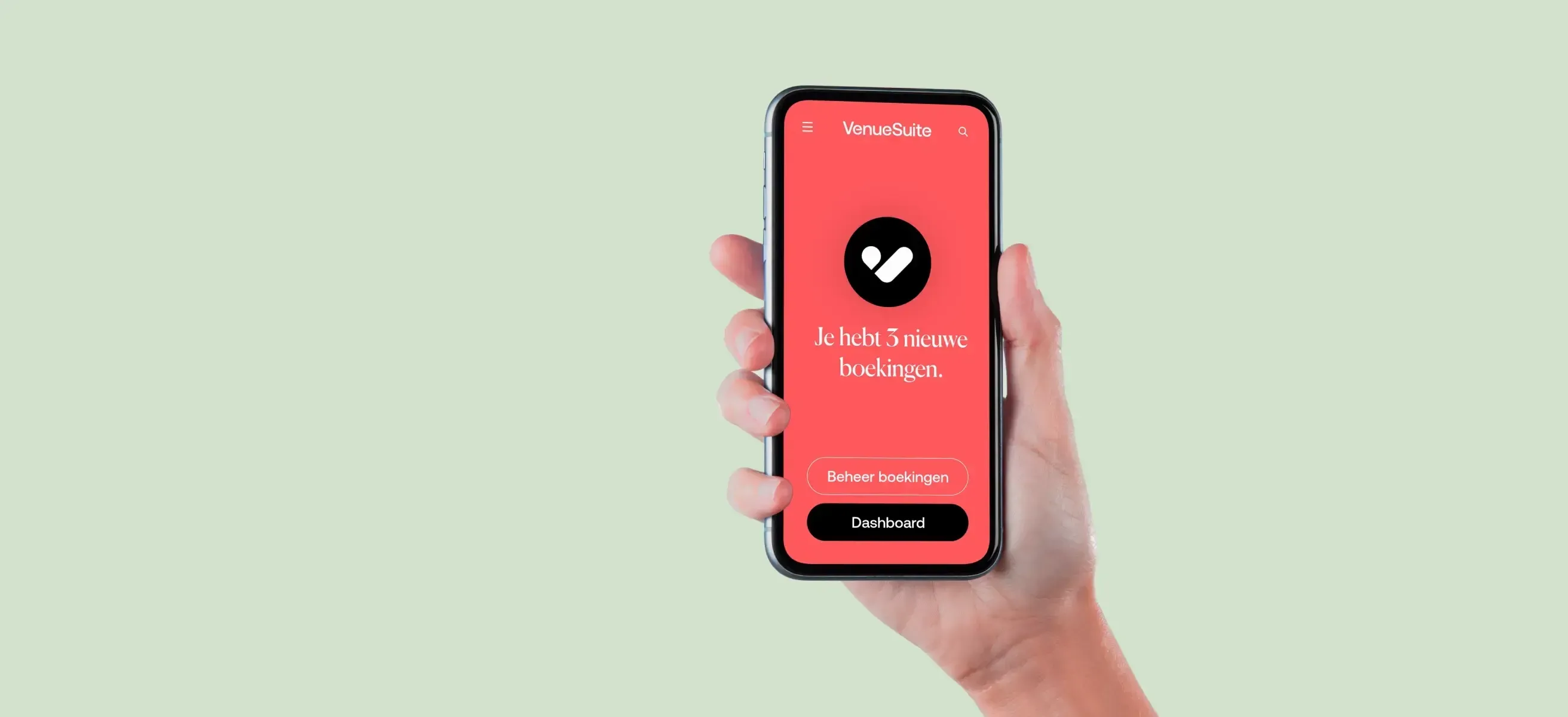 Afbeelding van een hand die een smartphone vasthoudt waar de VenueSuite To Go app op staat afgebeeld