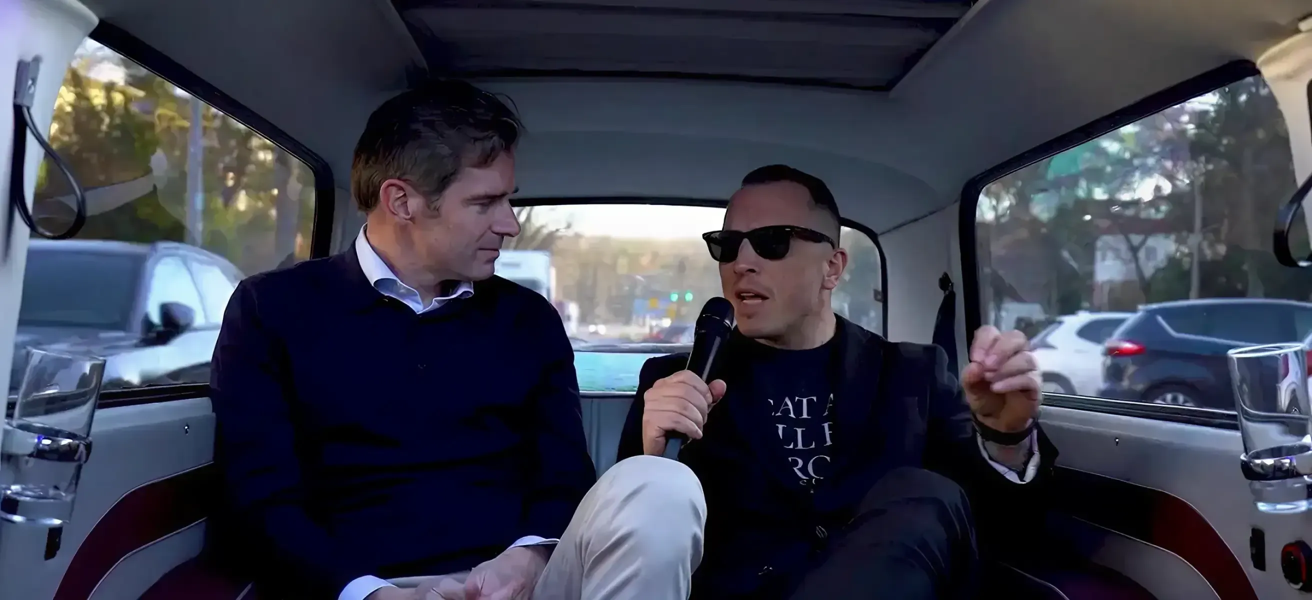 Een interview met Simone Puorto en Ralph van Hooijdonk in een trabi XXL over technologie voor meetings en events.