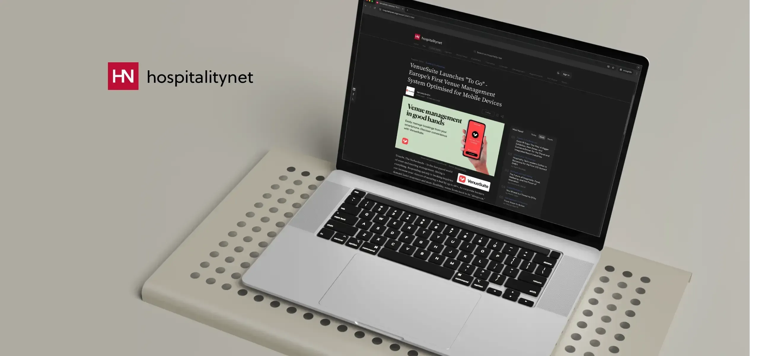 Een computer op een lichte achtergrond met het artikel over de VenueSuite To Go app voor smartphone en mobiel weergegeven op het scherm.