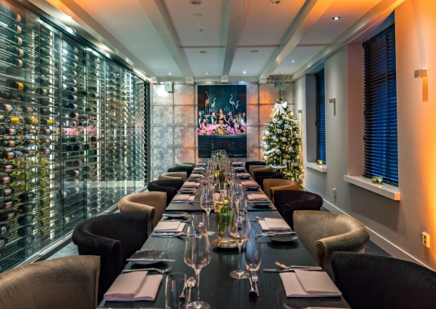 Modern interieur met tafel en stoelen van een restaurant