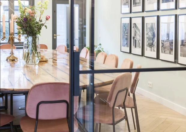 Interieur met tafel en stoelen van een vergader locatie