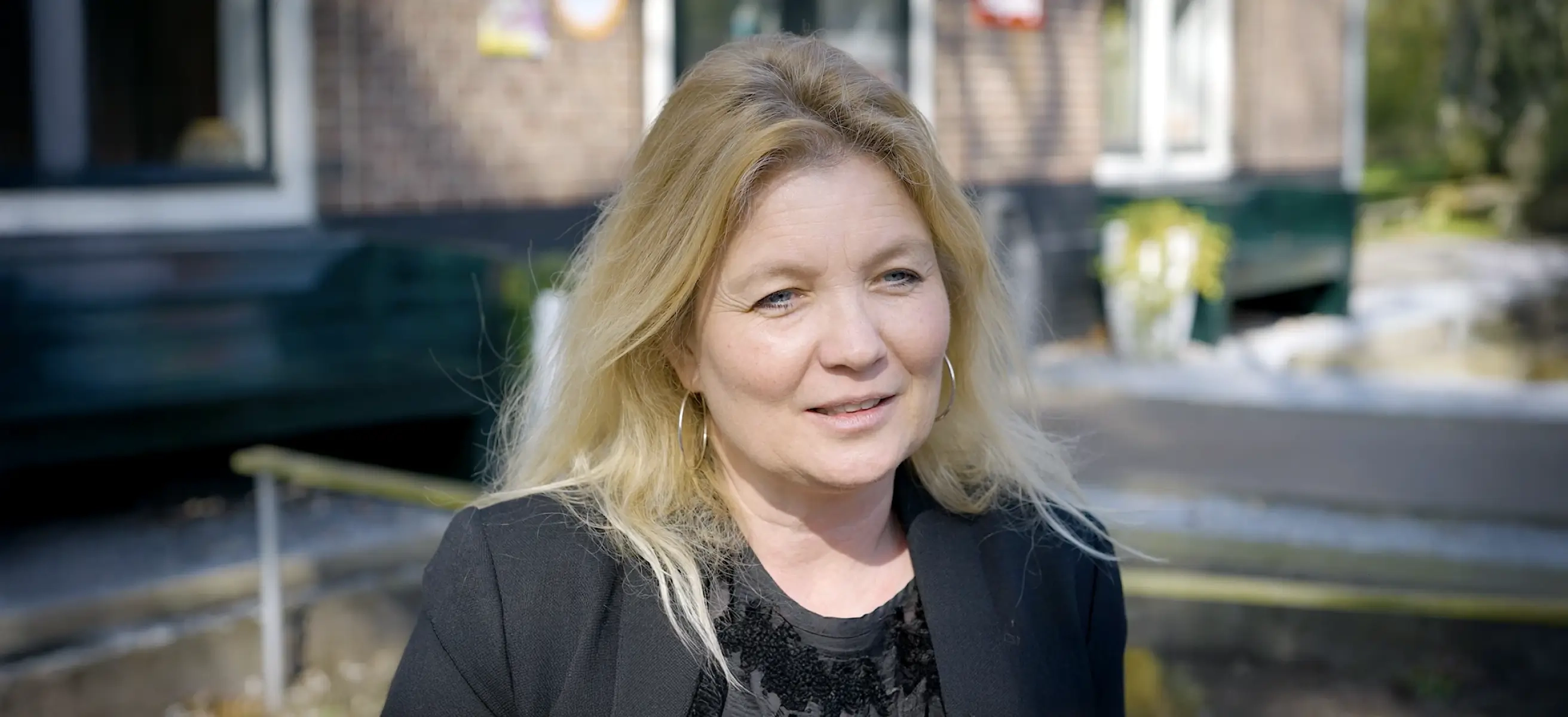 Foto van een vrouwelijke stayokay hostelmedewerker die wordt geïnterviewd over haar ervaring met het werken met de VenueSuite booking engine.